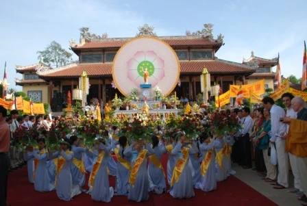 Thừa Thiên Huế: Dâng hoa cúng dường Lễ Kỷ niệm Khánh Đản ảnh 15