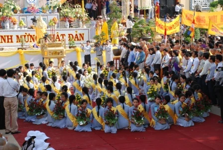 Thừa Thiên Huế: Dâng hoa cúng dường Lễ Kỷ niệm Khánh Đản ảnh 16