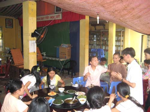 Bữa cơm chay trong chùa. - Ảnh: Ngọc Cương Bữa cơm chay trong chùa. - Ảnh: Ngọc Cương