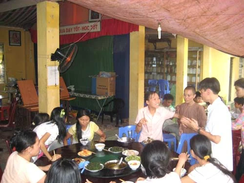 Bữa cơm chay trong chùa. - Ảnh: Ngọc Cương