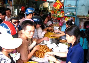 Tại quán Thuyền Viên, quận Bình Thạnh, thực khách tranh nhau chọn thức ăn chay. Ảnh: Thiên Chương. Tại quán Thuyền Viên, quận Bình Thạnh, thực khách tranh nhau chọn thức ăn chay. Ảnh: Thiên Chương.