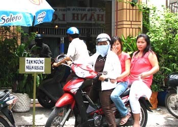 Quán cơm Phát Nhân, quận 3 tạm ngưng nhận khách vì không còn chỗ ngồi. Ảnh: Thiên Chương. Quán cơm Phát Nhân, quận 3 tạm ngưng nhận khách vì không còn chỗ ngồi. Ảnh: Thiên Chương.