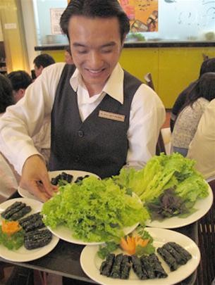 Phục vụ ở quán Hoa Đông như một nhà hàng sang trọng - Ảnh: T.T.D. Phục vụ ở quán Hoa Đông như một nhà hàng sang trọng - Ảnh: T.T.D.