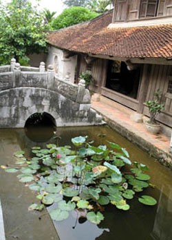 Cầu đá trong chùa Bút Tháp. Ảnh: Khánh An ảnh