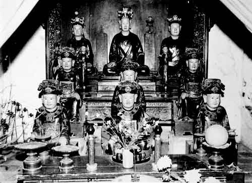 Ban thờ Mẫu, chùa Liên Phái (Hà Nội), thế kỷ 19. Ban thờ Mẫu, chùa Liên Phái (Hà Nội), thế kỷ 19.