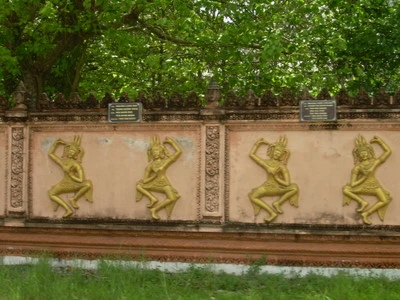 Những hình vẽ trang trí bên ngoài chùa