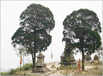 Khu tháp cổ Yên Tử Khu tháp cổ Yên Tử