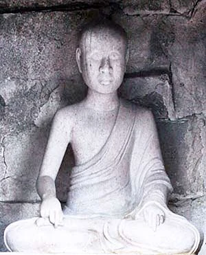 Tượng Đức vua Trần Nhân Tông trong tháp tổ Huệ Quang. Ảnh: T.MINH