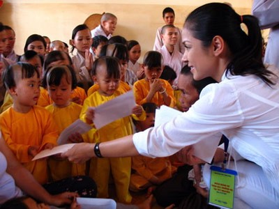 Việt Trinh (pháp danh Diệu Thiện), phát quà cho các em mồ côi ở Trung tâm nuôi dạy trẻ khuyết tật chùa Bảo Thắng - huyện Krông Buk - Đắc Lắc (ảnh: MANI) trinh44.jpg