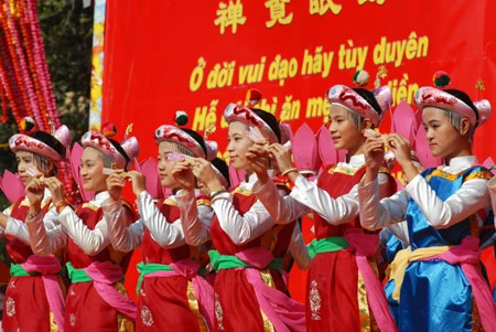 Đoàn xe hoa diễu hành lên núi Yên Tử. Hơn 40.000 người về tham dự tại khu vực Quảng trường khai hội Yên Tử. Các cô gái trẻ mong ngóng đến giờ làm lễ. Chủ tịch Quốc hội Nguyễn Phú Trọng về dự lễ hội. Dâng lễ vật cúng tế. Màn múa cổ Bài bông. Ban nghi lễ tuyên sớ tiến cúng cầu nguyện. 700 quả bóng bay tượng trưng cho 700 năm ngày Đức vua, Phật Hoàng Trần Nhân Tông nhập niết bàn. Nghi lễ thả chim bồ câu kết thúc ngày đại lễ.