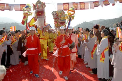 Các tăng ni, phật tử tỉnh Quảng Ninh hân hoan chào đón các đoàn đại biểu, khách thập phương về dự Đại lễ