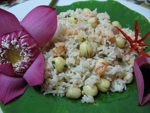Cơm hấp lá sen Cốm được gói bằng lá sen Cơm hấp lá sen