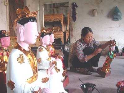 Tạo ra nước sơn phủ là bí quyết riêng của từng hộ làm nghề