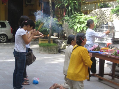 Cúng lễ cần thành tâm, không nhất thiết phải mâm cao cỗ đầy. Ảnh: Vân Nhi