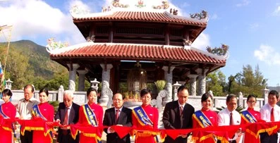 Cắt băng khánh thành lầu chuông