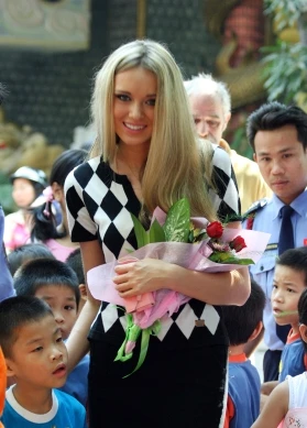 Cô gái đẹp nhất thế giới “lì xì” quà Tết cho người nghèo ảnh 7