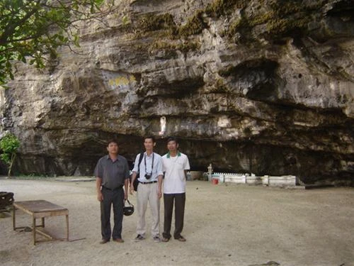 Chùa Hang với 4 chữ khắc vào vách đá “Thiên khổng thạch tự”