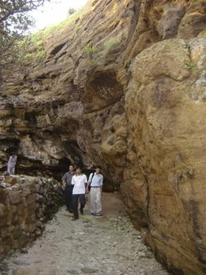 Lối vào chùa Hang