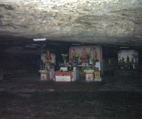 Bàn thờ nơi chính diện của chùa Hang