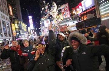 Người dân New York (Mỹ) đổ ra đường mừng năm mới - Ảnh Reuters Người dân New York (Mỹ) đổ ra đường mừng năm mới - Ảnh Reuters