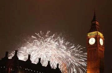 Bắn pháo hoa mừng năm mới ở Anh - Ảnh Reuters