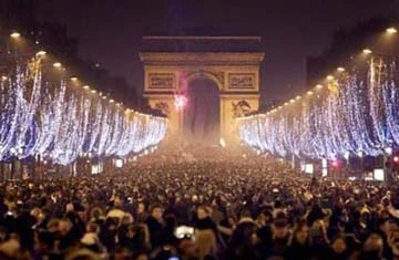 Người dân Pháp chào đón năm mới - Ảnh Reuters