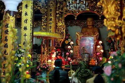 Từ sáng đến chiều lúc nào cũng có rất đông người đi lễ