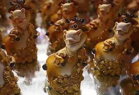 Các chú trâu bằng sứ dùng để đựng tiền xu đang là mặt hàng hút khách tại khu người Hoa ở Singapore. Ảnh: Reuters.