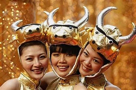 Ba người mẫu đội những chiếc mũ mô phỏng hình đầu trâu, bên ngoài một trung tâm thương mại ở Hong Kong. Ảnh: AP.