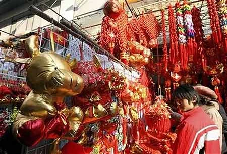 Những món đồ trang trí nhà cửa mô phỏng hình con trâu được bày bán la liệt ở Thượng Hải. Ảnh: AP.
