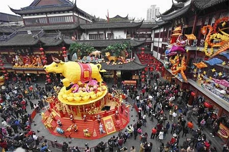 Đã có thời, các hội chùa ở Trung Quốc được tổ chức quanh năm ở hàng trăm ngôi chùa khắp Bắc Kinh. Giờ đây, phần lớn lễ hội diễn ra trong dịp năm mới khi cả nước được nghỉ lễ ba ngày trọn vẹn. Trong ảnh là toàn cảnh ngôi chùa ở Bắc Kinh tấp nập người qua lại trong ngày đầu xuân. Ảnh: Reuters. Người đi chùa chạm vào bức tượng con trâu để cầu may. Ảnh: AP. Cậu bé Trung Quốc mặc trang phục truyền thống đi lễ chùa. Ảnh: Reuters. Các tiết mục biểu diễn truyền thống thu hút được nhiều người xem nhất ở lễ hội. Trong ảnh, nữ diễn viên đội mũ miện trong lúc đang hát múa ở hội tại Bắc Kinh. Ảnh: Reuters. Bên ngoài, trẻ em nô đùa trên hồ bị đóng băng. Ảnh: Reuters. Hai người đàn ông mặc trang phục truyền thống, biểu diễn trong lễ hội. Ảnh: AP. Người phụ nữ thắp hương cầu may trong chùa ở Thượng Hải. Ảnh: Getty Images. Đám đông đi giữa hàng cây trong lễ hội ở Bắc Kinh. Ảnh: Reuters.