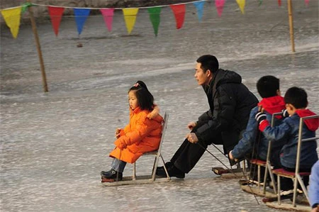 Đã có thời, các hội chùa ở Trung Quốc được tổ chức quanh năm ở hàng trăm ngôi chùa khắp Bắc Kinh. Giờ đây, phần lớn lễ hội diễn ra trong dịp năm mới khi cả nước được nghỉ lễ ba ngày trọn vẹn. Trong ảnh là toàn cảnh ngôi chùa ở Bắc Kinh tấp nập người qua lại trong ngày đầu xuân. Ảnh: Reuters. Người đi chùa chạm vào bức tượng con trâu để cầu may. Ảnh: AP. Cậu bé Trung Quốc mặc trang phục truyền thống đi lễ chùa. Ảnh: Reuters. Các tiết mục biểu diễn truyền thống thu hút được nhiều người xem nhất ở lễ hội. Trong ảnh, nữ diễn viên đội mũ miện trong lúc đang hát múa ở hội tại Bắc Kinh. Ảnh: Reuters. Bên ngoài, trẻ em nô đùa trên hồ bị đóng băng. Ảnh: Reuters. Hai người đàn ông mặc trang phục truyền thống, biểu diễn trong lễ hội. Ảnh: AP. Người phụ nữ thắp hương cầu may trong chùa ở Thượng Hải. Ảnh: Getty Images. Đám đông đi giữa hàng cây trong lễ hội ở Bắc Kinh. Ảnh: Reuters.