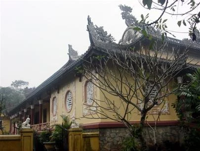 Vào ngày Tết, các chùa được trang trí rất đẹp để đón khách lễ Phật