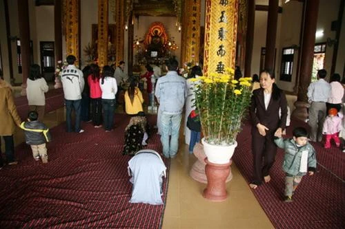 Phút linh thiêng trong khói nhang trầm, cầu an, cầu lộc hay cầu duyên? Cầu gì thì đó cũng là những điều tốt đẹp nhất cho bản thân và những người thân... - Ảnh: Gia Tiến (chụp tại chùa Từ Đàm, Huế, sáng mùng một Tết Kỷ Sửu)