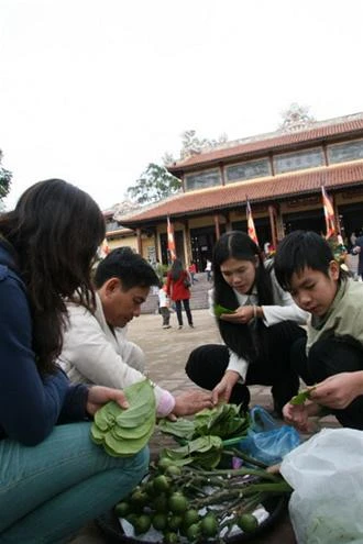 Thế kỷ 21 nhưng lá trầu, trái cau vẫn mang những ý nghĩa tâm linh khó thay thế ngay trong những người trẻ. Sáng mùng một mua trầu, cau cũng là để cầu cho một năm mọi điều nồng đượm - Ảnh: Gia Tiến