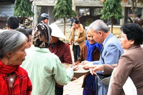 Chia sẻ với những người kém may mắn là một tập quán đẹp, cũng là một cách mang lại bình an, thanh thản cho tâm hồn - Ảnh: Gia Tiến (chụp tại chùa Từ Đàm, Huế)