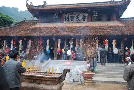 Dịch vụ viết sớ chữ nho cho du khách Đổi tiền lẻ cũng rất đắt hàng Điểm dừng chân đầu tiên ở chùa Hương là Đền Trình Bàn thờ chật kín lễ của du khách Cầu khấn trong Đền Trình Dù đã có Khu hoá sớ riêng nhưng nhiều người vẫn 'tiện thể' đốt vàng mã ngay bên ngoài Tết được nghỉ học nhưng các em vẫn phải đi phụ bố mẹ chèo đò cho khách Đi đò trên suối Yến Dù đã có nhiều tai nạn thương tâm trên sông nước nhưng đò ở đây vẫn cho chở quá tải Bến Đục tấp nập đò cập bến đưa đón du khách vào ra Thắp hương khấn vái trước cửa chùa Thiên Trù Nhưng sau đó người nhà chùa lại phải đi thu bớt hương lại Chen nhau đi trảy hội Chùa Hương chính thức khai hội vào ngày mùng 6 tháng Giêng Âm lịch Chen chúc xếp hàng chờ tới lượt đi cáp treo Bỏ ra 70.000 mua vé cáp treo khứ hồi, du khách sẽ tiết kiệm được nhiều thời gian leo núi Không tới được nơi giải oan, du khách đành ném tiền lẻ từ cáp treo xuống đất Quang cảnh trong động Hương Tích Dù ban tổ chức đã treo biển cấm mang lễ mặn vào cúng nhưng du khách vẫn làm ngơ Chen nhau mang lễ vào khấn vái Cầu tự ở Núi Cô Bỏ dép trèo lên dán tiền trên Núi Cậu Sờ vào Cây vàng cho năm mới sung túc Tranh nhau hứng nước từ Bầu sữa mẹ Nếu không biết mặc cả, du khách rất dễ bị người bán hàng ở đây 'chặt chém' Nô nức trảy hội chùa Hương
