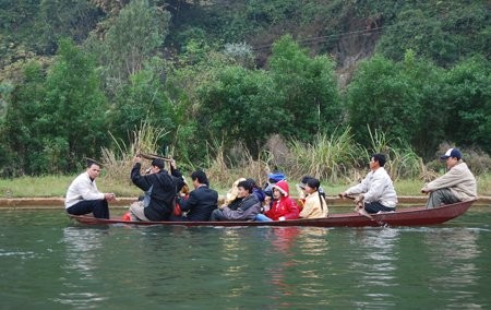 Dịch vụ viết sớ chữ nho cho du khách Đổi tiền lẻ cũng rất đắt hàng Điểm dừng chân đầu tiên ở chùa Hương là Đền Trình Bàn thờ chật kín lễ của du khách Cầu khấn trong Đền Trình Dù đã có Khu hoá sớ riêng nhưng nhiều người vẫn 'tiện thể' đốt vàng mã ngay bên ngoài Tết được nghỉ học nhưng các em vẫn phải đi phụ bố mẹ chèo đò cho khách Đi đò trên suối Yến Dù đã có nhiều tai nạn thương tâm trên sông nước nhưng đò ở đây vẫn cho chở quá tải Bến Đục tấp nập đò cập bến đưa đón du khách vào ra Thắp hương khấn vái trước cửa chùa Thiên Trù Nhưng sau đó người nhà chùa lại phải đi thu bớt hương lại Chen nhau đi trảy hội Chùa Hương chính thức khai hội vào ngày mùng 6 tháng Giêng Âm lịch Chen chúc xếp hàng chờ tới lượt đi cáp treo Bỏ ra 70.000 mua vé cáp treo khứ hồi, du khách sẽ tiết kiệm được nhiều thời gian leo núi Không tới được nơi giải oan, du khách đành ném tiền lẻ từ cáp treo xuống đất Quang cảnh trong động Hương Tích Dù ban tổ chức đã treo biển cấm mang lễ mặn vào cúng nhưng du khách vẫn làm ngơ Chen nhau mang lễ vào khấn vái Cầu tự ở Núi Cô Bỏ dép trèo lên dán tiền trên Núi Cậu Sờ vào Cây vàng cho năm mới sung túc Tranh nhau hứng nước từ Bầu sữa mẹ Nếu không biết mặc cả, du khách rất dễ bị người bán hàng ở đây 'chặt chém' Nô nức trảy hội chùa Hương