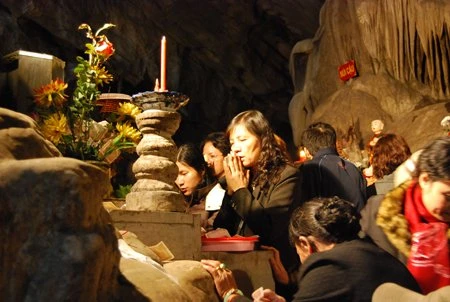 Nô nức trảy hội chùa Hương