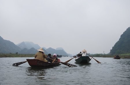 Dịch vụ viết sớ chữ nho cho du khách Đổi tiền lẻ cũng rất đắt hàng Điểm dừng chân đầu tiên ở chùa Hương là Đền Trình Bàn thờ chật kín lễ của du khách Cầu khấn trong Đền Trình Dù đã có Khu hoá sớ riêng nhưng nhiều người vẫn 'tiện thể' đốt vàng mã ngay bên ngoài Tết được nghỉ học nhưng các em vẫn phải đi phụ bố mẹ chèo đò cho khách Đi đò trên suối Yến Dù đã có nhiều tai nạn thương tâm trên sông nước nhưng đò ở đây vẫn cho chở quá tải Bến Đục tấp nập đò cập bến đưa đón du khách vào ra Thắp hương khấn vái trước cửa chùa Thiên Trù Nhưng sau đó người nhà chùa lại phải đi thu bớt hương lại Chen nhau đi trảy hội Chùa Hương chính thức khai hội vào ngày mùng 6 tháng Giêng Âm lịch Chen chúc xếp hàng chờ tới lượt đi cáp treo Bỏ ra 70.000 mua vé cáp treo khứ hồi, du khách sẽ tiết kiệm được nhiều thời gian leo núi Không tới được nơi giải oan, du khách đành ném tiền lẻ từ cáp treo xuống đất Quang cảnh trong động Hương Tích Dù ban tổ chức đã treo biển cấm mang lễ mặn vào cúng nhưng du khách vẫn làm ngơ Chen nhau mang lễ vào khấn vái Cầu tự ở Núi Cô Bỏ dép trèo lên dán tiền trên Núi Cậu Sờ vào Cây vàng cho năm mới sung túc Tranh nhau hứng nước từ Bầu sữa mẹ Nếu không biết mặc cả, du khách rất dễ bị người bán hàng ở đây 'chặt chém' Nô nức trảy hội chùa Hương