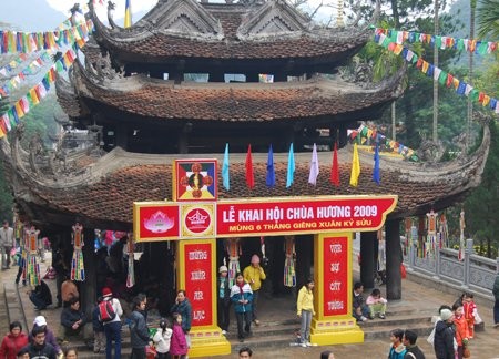 Dịch vụ viết sớ chữ nho cho du khách Đổi tiền lẻ cũng rất đắt hàng Điểm dừng chân đầu tiên ở chùa Hương là Đền Trình Bàn thờ chật kín lễ của du khách Cầu khấn trong Đền Trình Dù đã có Khu hoá sớ riêng nhưng nhiều người vẫn 'tiện thể' đốt vàng mã ngay bên ngoài Tết được nghỉ học nhưng các em vẫn phải đi phụ bố mẹ chèo đò cho khách Đi đò trên suối Yến Dù đã có nhiều tai nạn thương tâm trên sông nước nhưng đò ở đây vẫn cho chở quá tải Bến Đục tấp nập đò cập bến đưa đón du khách vào ra Thắp hương khấn vái trước cửa chùa Thiên Trù Nhưng sau đó người nhà chùa lại phải đi thu bớt hương lại Chen nhau đi trảy hội Chùa Hương chính thức khai hội vào ngày mùng 6 tháng Giêng Âm lịch Chen chúc xếp hàng chờ tới lượt đi cáp treo Bỏ ra 70.000 mua vé cáp treo khứ hồi, du khách sẽ tiết kiệm được nhiều thời gian leo núi Không tới được nơi giải oan, du khách đành ném tiền lẻ từ cáp treo xuống đất Quang cảnh trong động Hương Tích Dù ban tổ chức đã treo biển cấm mang lễ mặn vào cúng nhưng du khách vẫn làm ngơ Chen nhau mang lễ vào khấn vái Cầu tự ở Núi Cô Bỏ dép trèo lên dán tiền trên Núi Cậu Sờ vào Cây vàng cho năm mới sung túc Tranh nhau hứng nước từ Bầu sữa mẹ Nếu không biết mặc cả, du khách rất dễ bị người bán hàng ở đây 'chặt chém' Nô nức trảy hội chùa Hương