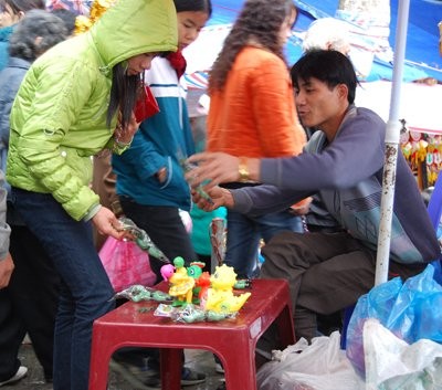 Nô nức trảy hội chùa Hương ảnh 30 Nô nức trảy hội chùa Hương