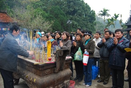 Dịch vụ viết sớ chữ nho cho du khách Đổi tiền lẻ cũng rất đắt hàng Điểm dừng chân đầu tiên ở chùa Hương là Đền Trình Bàn thờ chật kín lễ của du khách Cầu khấn trong Đền Trình Dù đã có Khu hoá sớ riêng nhưng nhiều người vẫn 'tiện thể' đốt vàng mã ngay bên ngoài Tết được nghỉ học nhưng các em vẫn phải đi phụ bố mẹ chèo đò cho khách Đi đò trên suối Yến Dù đã có nhiều tai nạn thương tâm trên sông nước nhưng đò ở đây vẫn cho chở quá tải Bến Đục tấp nập đò cập bến đưa đón du khách vào ra Thắp hương khấn vái trước cửa chùa Thiên Trù Nhưng sau đó người nhà chùa lại phải đi thu bớt hương lại Chen nhau đi trảy hội Chùa Hương chính thức khai hội vào ngày mùng 6 tháng Giêng Âm lịch Chen chúc xếp hàng chờ tới lượt đi cáp treo Bỏ ra 70.000 mua vé cáp treo khứ hồi, du khách sẽ tiết kiệm được nhiều thời gian leo núi Không tới được nơi giải oan, du khách đành ném tiền lẻ từ cáp treo xuống đất Quang cảnh trong động Hương Tích Dù ban tổ chức đã treo biển cấm mang lễ mặn vào cúng nhưng du khách vẫn làm ngơ Chen nhau mang lễ vào khấn vái Cầu tự ở Núi Cô Bỏ dép trèo lên dán tiền trên Núi Cậu Sờ vào Cây vàng cho năm mới sung túc Tranh nhau hứng nước từ Bầu sữa mẹ Nếu không biết mặc cả, du khách rất dễ bị người bán hàng ở đây 'chặt chém' Nô nức trảy hội chùa Hương