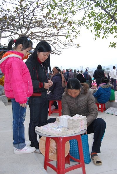 Nô nức trảy hội chùa Hương ảnh 2 Nô nức trảy hội chùa Hương