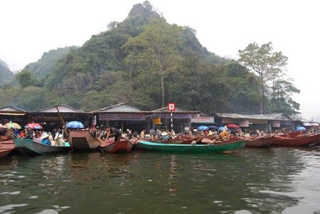 Dịch vụ viết sớ chữ nho cho du khách Đổi tiền lẻ cũng rất đắt hàng Điểm dừng chân đầu tiên ở chùa Hương là Đền Trình Bàn thờ chật kín lễ của du khách Cầu khấn trong Đền Trình Dù đã có Khu hoá sớ riêng nhưng nhiều người vẫn 'tiện thể' đốt vàng mã ngay bên ngoài Tết được nghỉ học nhưng các em vẫn phải đi phụ bố mẹ chèo đò cho khách Đi đò trên suối Yến Dù đã có nhiều tai nạn thương tâm trên sông nước nhưng đò ở đây vẫn cho chở quá tải Bến Đục tấp nập đò cập bến đưa đón du khách vào ra Thắp hương khấn vái trước cửa chùa Thiên Trù Nhưng sau đó người nhà chùa lại phải đi thu bớt hương lại Chen nhau đi trảy hội Chùa Hương chính thức khai hội vào ngày mùng 6 tháng Giêng Âm lịch Chen chúc xếp hàng chờ tới lượt đi cáp treo Bỏ ra 70.000 mua vé cáp treo khứ hồi, du khách sẽ tiết kiệm được nhiều thời gian leo núi Không tới được nơi giải oan, du khách đành ném tiền lẻ từ cáp treo xuống đất Quang cảnh trong động Hương Tích Dù ban tổ chức đã treo biển cấm mang lễ mặn vào cúng nhưng du khách vẫn làm ngơ Chen nhau mang lễ vào khấn vái Cầu tự ở Núi Cô Bỏ dép trèo lên dán tiền trên Núi Cậu Sờ vào Cây vàng cho năm mới sung túc Tranh nhau hứng nước từ Bầu sữa mẹ Nếu không biết mặc cả, du khách rất dễ bị người bán hàng ở đây 'chặt chém' Nô nức trảy hội chùa Hương