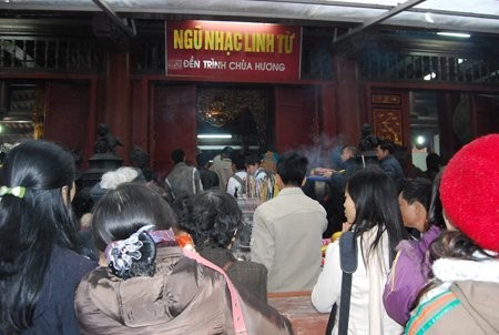 Dịch vụ viết sớ chữ nho cho du khách Đổi tiền lẻ cũng rất đắt hàng Điểm dừng chân đầu tiên ở chùa Hương là Đền Trình Bàn thờ chật kín lễ của du khách Cầu khấn trong Đền Trình Dù đã có Khu hoá sớ riêng nhưng nhiều người vẫn 'tiện thể' đốt vàng mã ngay bên ngoài Tết được nghỉ học nhưng các em vẫn phải đi phụ bố mẹ chèo đò cho khách Đi đò trên suối Yến Dù đã có nhiều tai nạn thương tâm trên sông nước nhưng đò ở đây vẫn cho chở quá tải Bến Đục tấp nập đò cập bến đưa đón du khách vào ra Thắp hương khấn vái trước cửa chùa Thiên Trù Nhưng sau đó người nhà chùa lại phải đi thu bớt hương lại Chen nhau đi trảy hội Chùa Hương chính thức khai hội vào ngày mùng 6 tháng Giêng Âm lịch Chen chúc xếp hàng chờ tới lượt đi cáp treo Bỏ ra 70.000 mua vé cáp treo khứ hồi, du khách sẽ tiết kiệm được nhiều thời gian leo núi Không tới được nơi giải oan, du khách đành ném tiền lẻ từ cáp treo xuống đất Quang cảnh trong động Hương Tích Dù ban tổ chức đã treo biển cấm mang lễ mặn vào cúng nhưng du khách vẫn làm ngơ Chen nhau mang lễ vào khấn vái Cầu tự ở Núi Cô Bỏ dép trèo lên dán tiền trên Núi Cậu Sờ vào Cây vàng cho năm mới sung túc Tranh nhau hứng nước từ Bầu sữa mẹ Nếu không biết mặc cả, du khách rất dễ bị người bán hàng ở đây 'chặt chém' Nô nức trảy hội chùa Hương