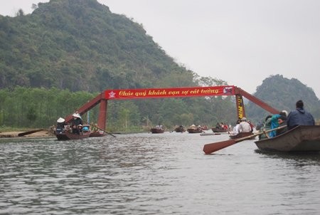 Dịch vụ viết sớ chữ nho cho du khách Đổi tiền lẻ cũng rất đắt hàng Điểm dừng chân đầu tiên ở chùa Hương là Đền Trình Bàn thờ chật kín lễ của du khách Cầu khấn trong Đền Trình Dù đã có Khu hoá sớ riêng nhưng nhiều người vẫn 'tiện thể' đốt vàng mã ngay bên ngoài Tết được nghỉ học nhưng các em vẫn phải đi phụ bố mẹ chèo đò cho khách Đi đò trên suối Yến Dù đã có nhiều tai nạn thương tâm trên sông nước nhưng đò ở đây vẫn cho chở quá tải Bến Đục tấp nập đò cập bến đưa đón du khách vào ra Thắp hương khấn vái trước cửa chùa Thiên Trù Nhưng sau đó người nhà chùa lại phải đi thu bớt hương lại Chen nhau đi trảy hội Chùa Hương chính thức khai hội vào ngày mùng 6 tháng Giêng Âm lịch Chen chúc xếp hàng chờ tới lượt đi cáp treo Bỏ ra 70.000 mua vé cáp treo khứ hồi, du khách sẽ tiết kiệm được nhiều thời gian leo núi Không tới được nơi giải oan, du khách đành ném tiền lẻ từ cáp treo xuống đất Quang cảnh trong động Hương Tích Dù ban tổ chức đã treo biển cấm mang lễ mặn vào cúng nhưng du khách vẫn làm ngơ Chen nhau mang lễ vào khấn vái Cầu tự ở Núi Cô Bỏ dép trèo lên dán tiền trên Núi Cậu Sờ vào Cây vàng cho năm mới sung túc Tranh nhau hứng nước từ Bầu sữa mẹ Nếu không biết mặc cả, du khách rất dễ bị người bán hàng ở đây 'chặt chém' Nô nức trảy hội chùa Hương