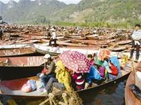 Tại bến Đục (Chùa Hương) chiều mùng năm Tết. Ảnh: Phạm Yên