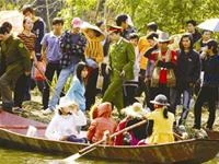 Công an xử lý một trường hợp vi phạm của lái đò