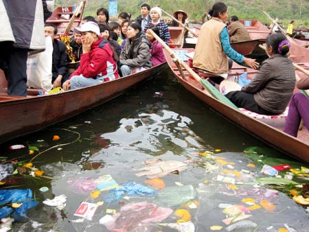 Khai hội chùa Hương: Kẹt đò hàng giờ trên suối Yến ảnh 1